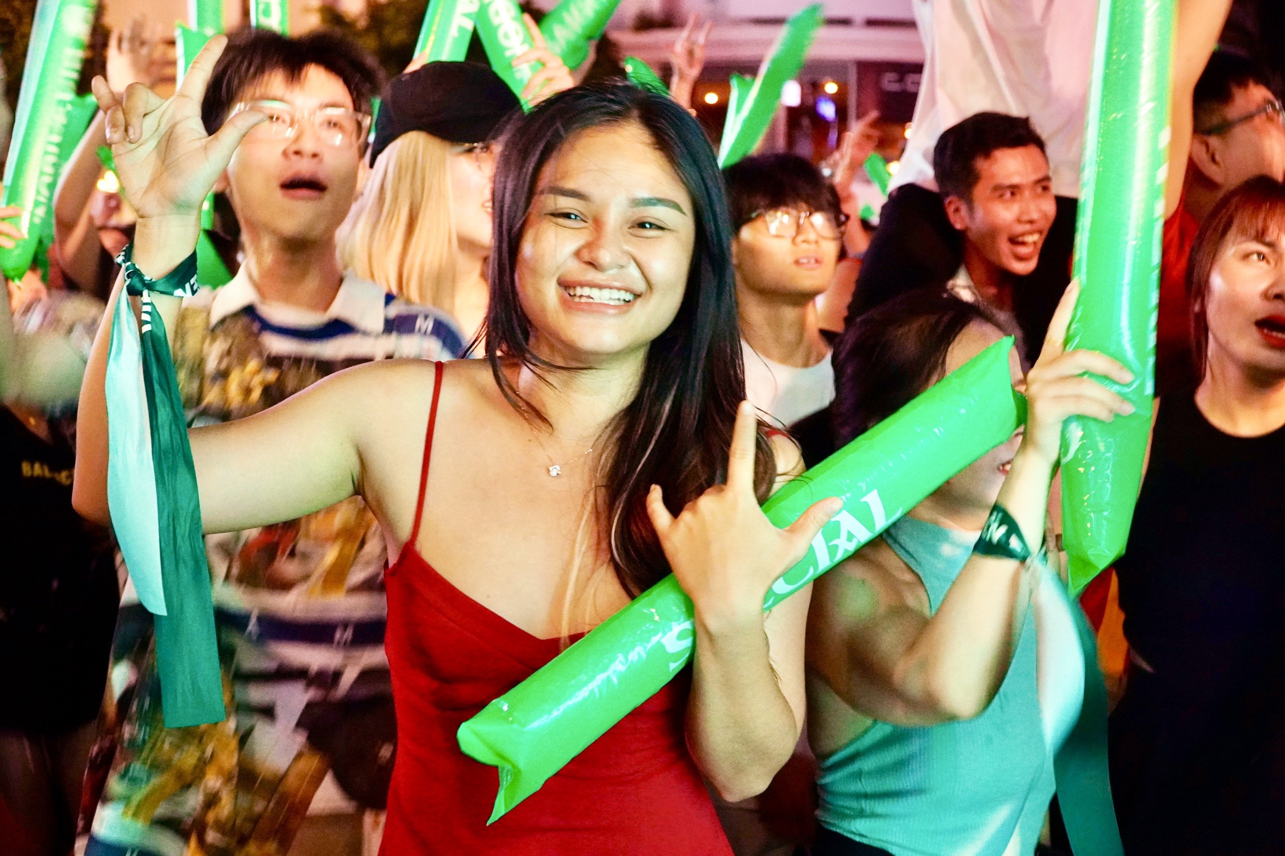 Pho di bo Nguyen Hue 'bung no' sau 2 ban thang cua U23 Viet Nam hinh anh