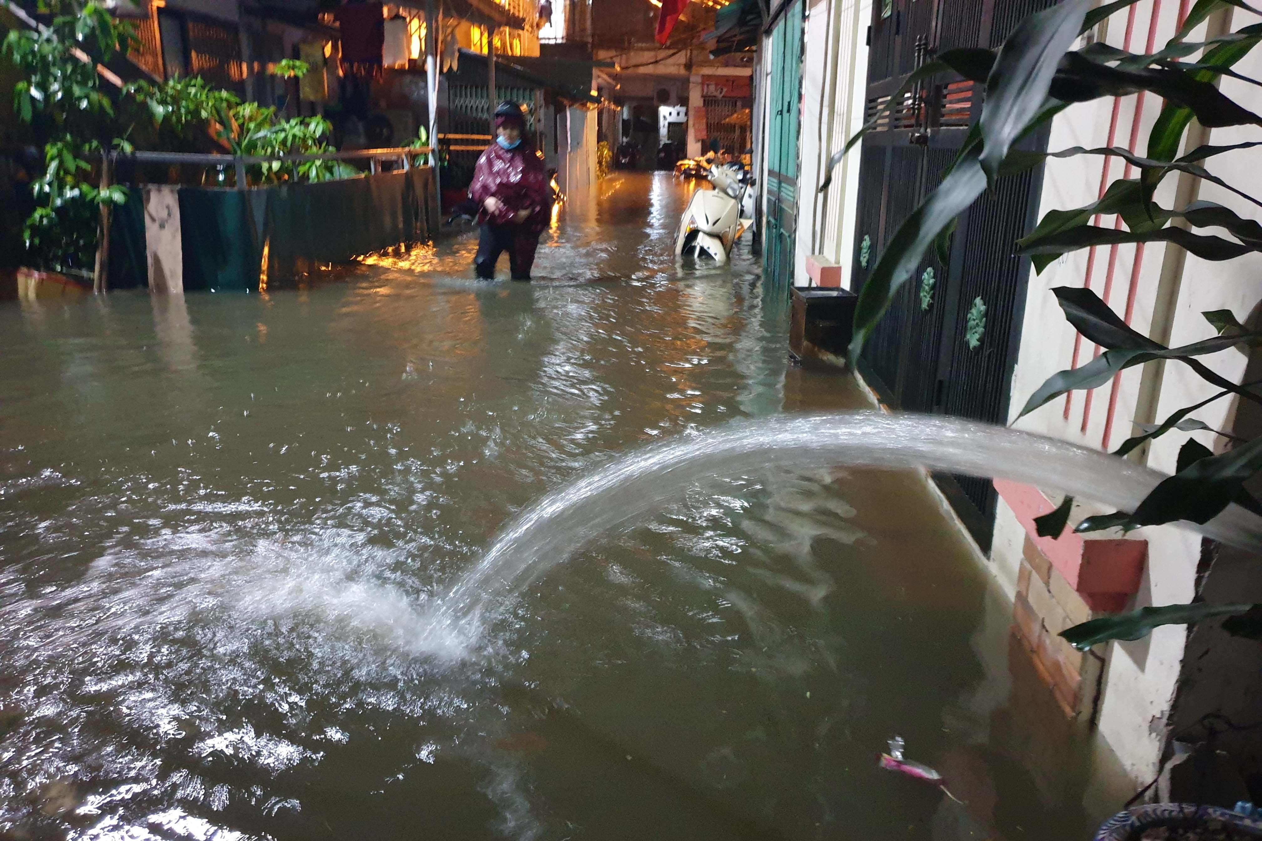 Nuoc mua tran vao nha dan o Ha Noi hinh anh