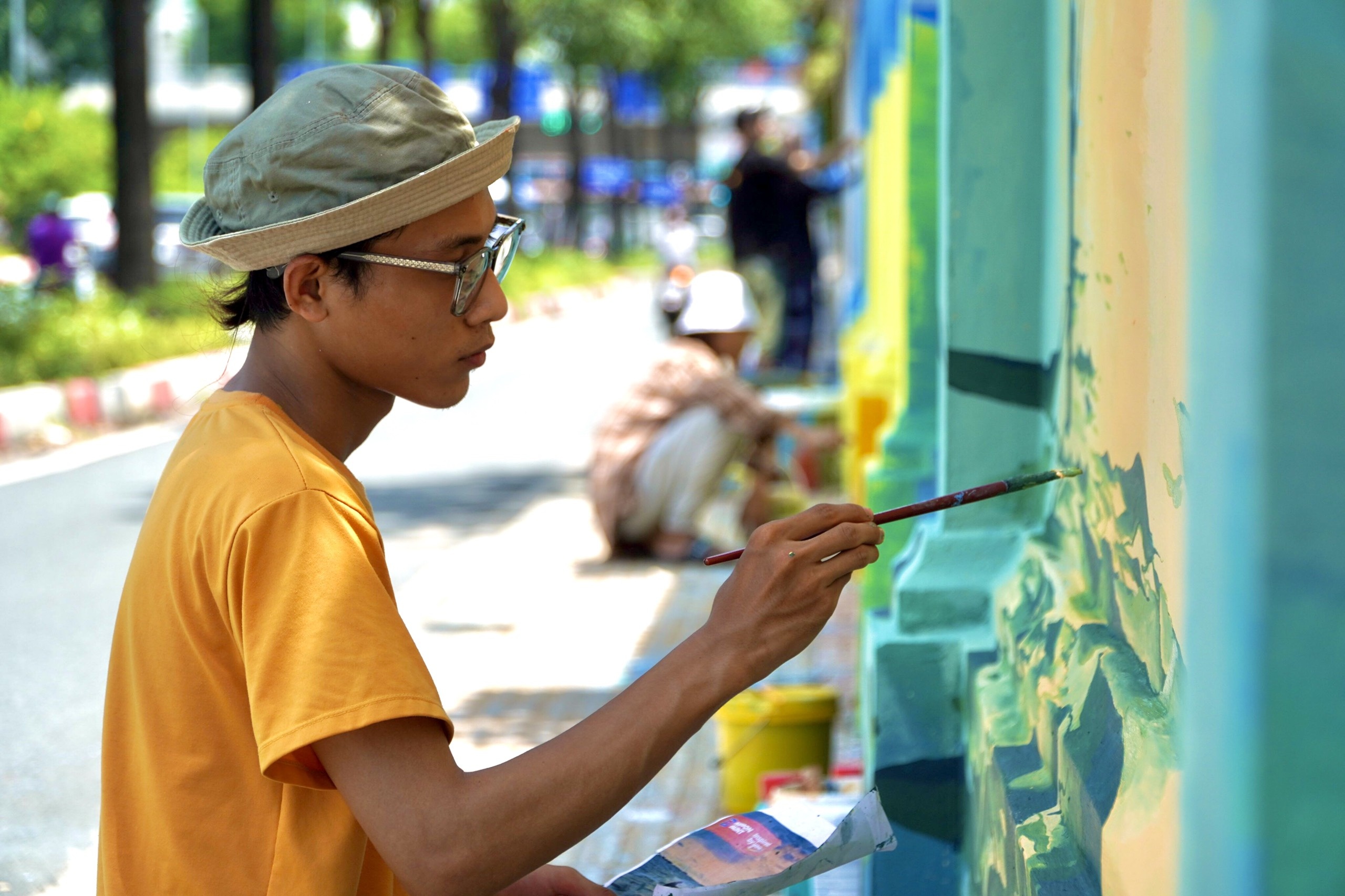 Graffiti bien tuong lam xau bo mat TP.HCM hinh anh