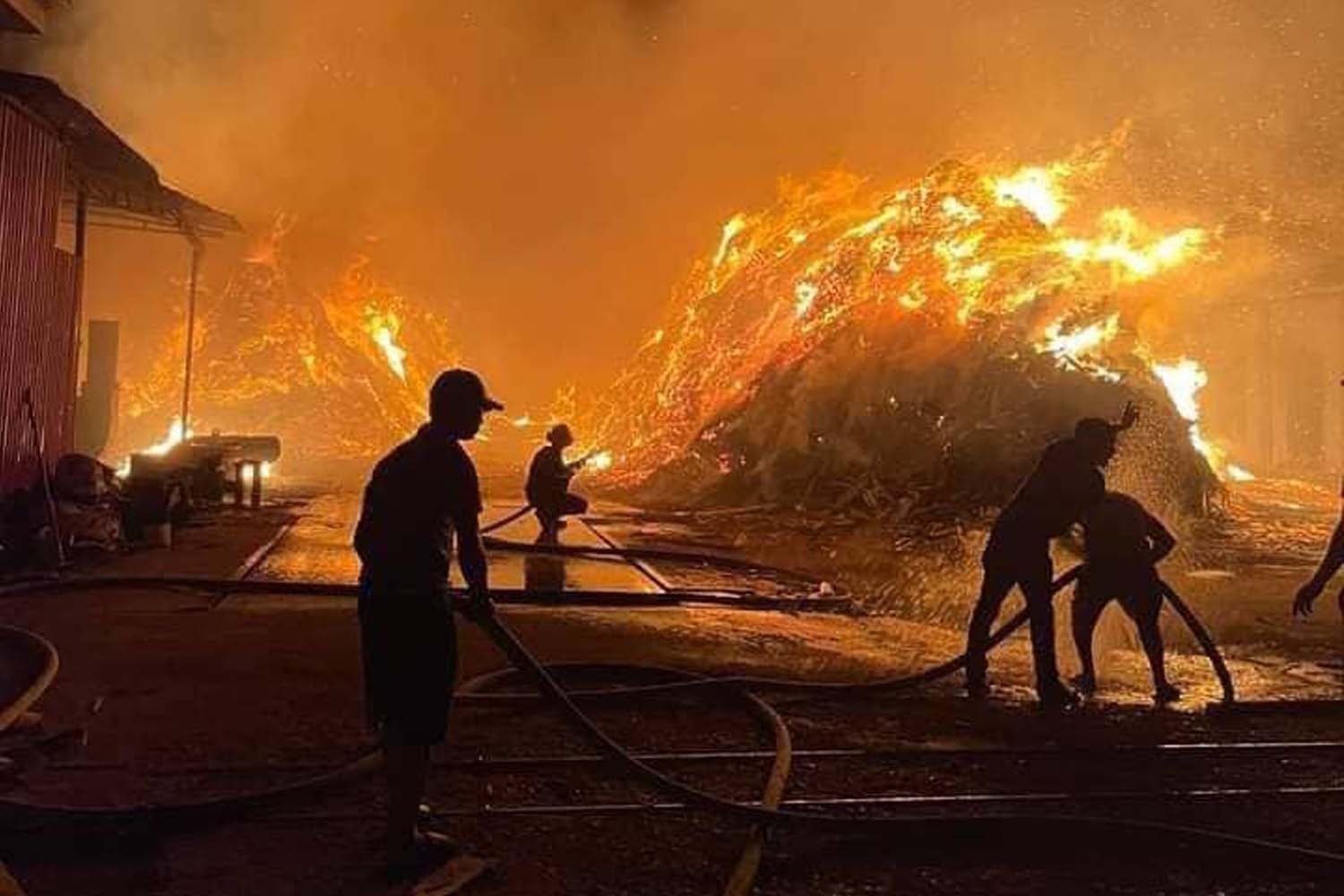 Hang tram nguoi dan ung cuu xuong bao bi chay du doi o Nghe An hinh anh