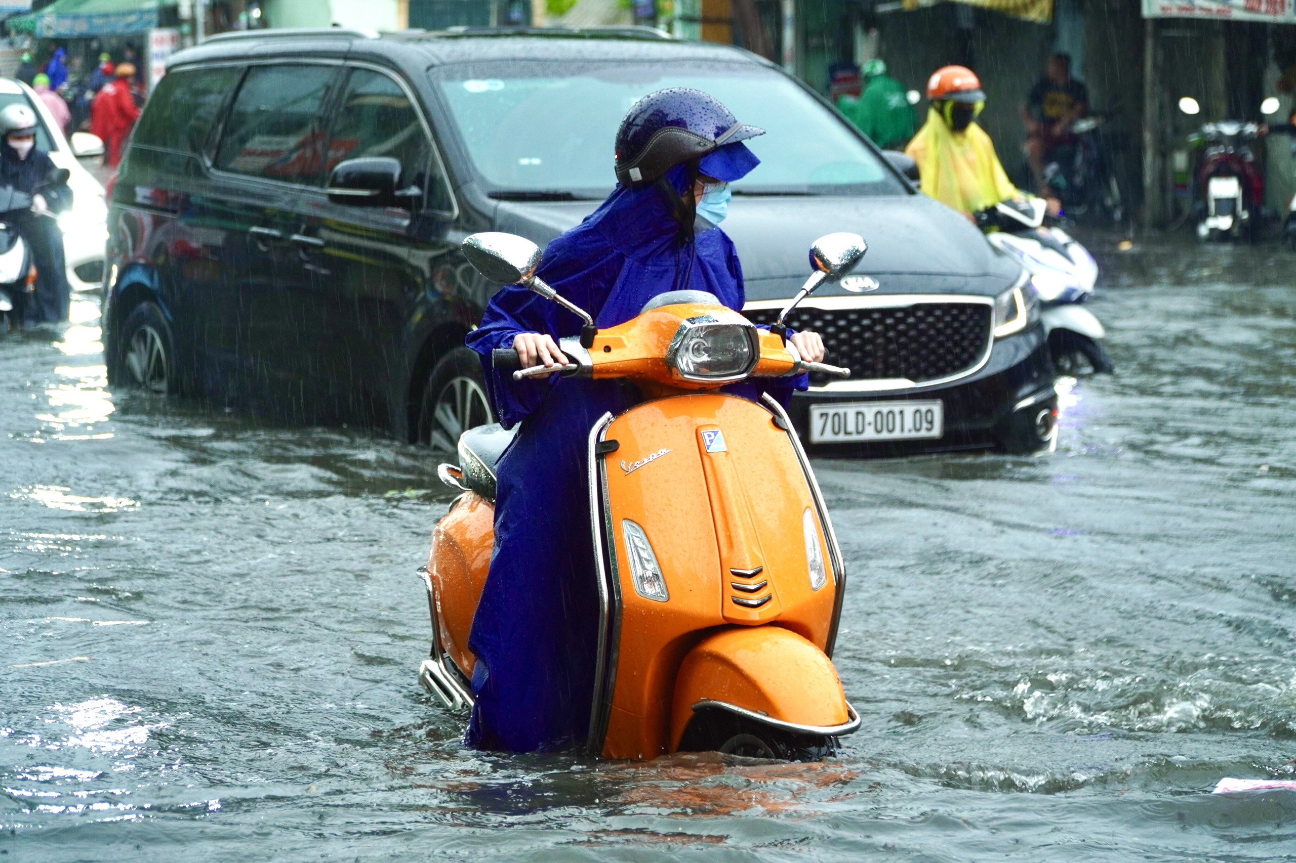 Nguoi dan TP.HCM dat xe loi nuoc sau tran mua giua trua hinh anh