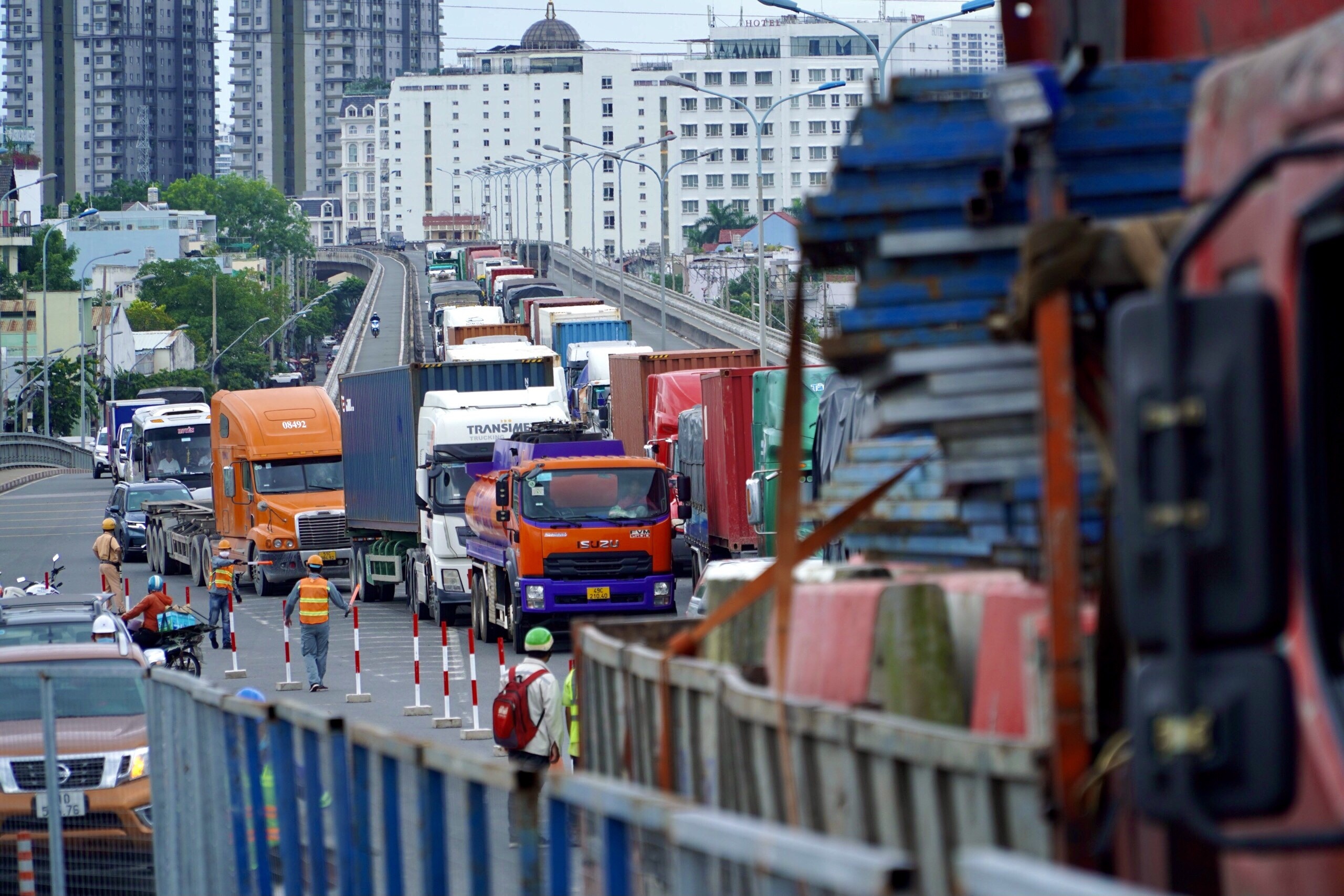 Dong xe xep hang dai, nhich tung chut qua cau Phu My hinh anh