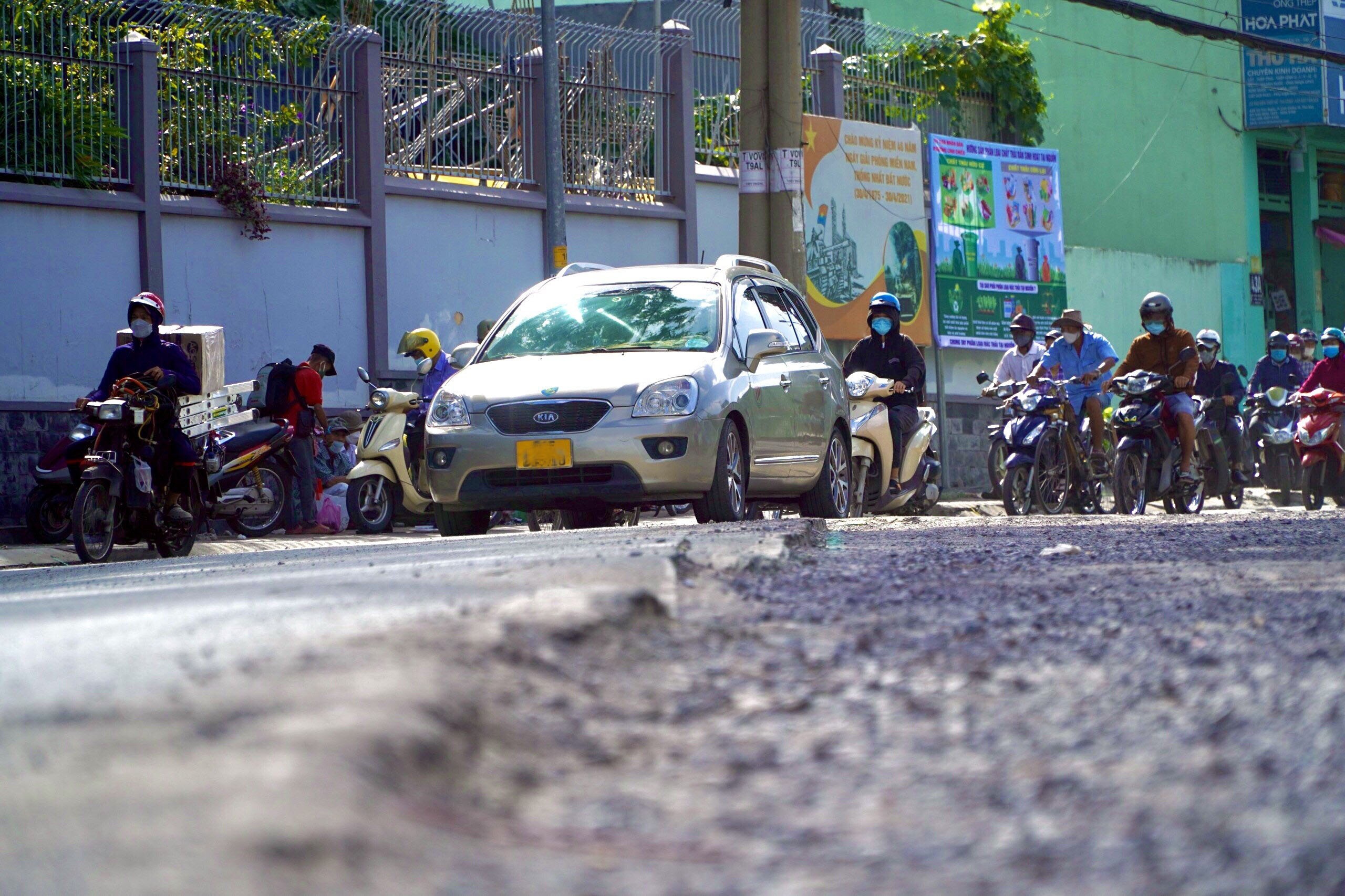 Duong o TP Thu Duc bi pha nat sau khi thi cong cong thoat nuoc hinh anh