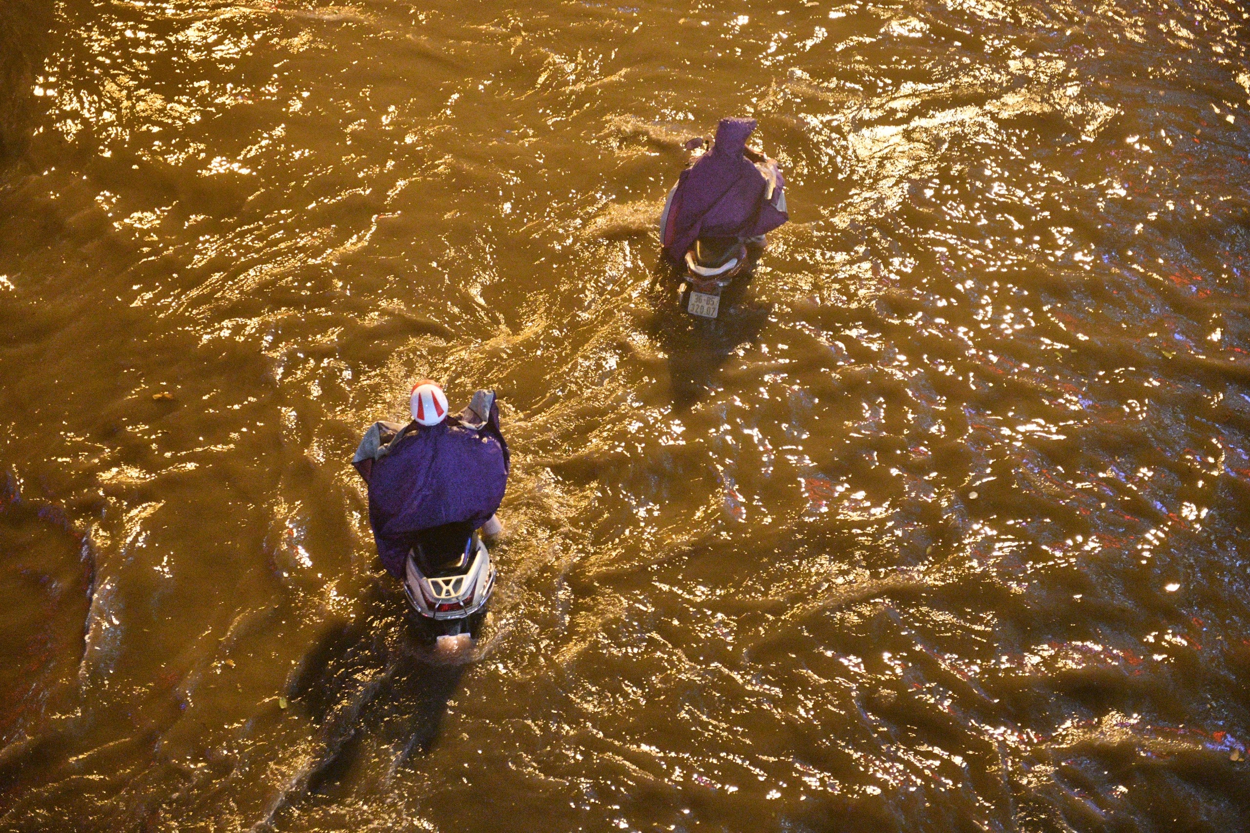 Mua keo dai, nhieu tuyen pho Ha Noi bien thanh song hinh anh