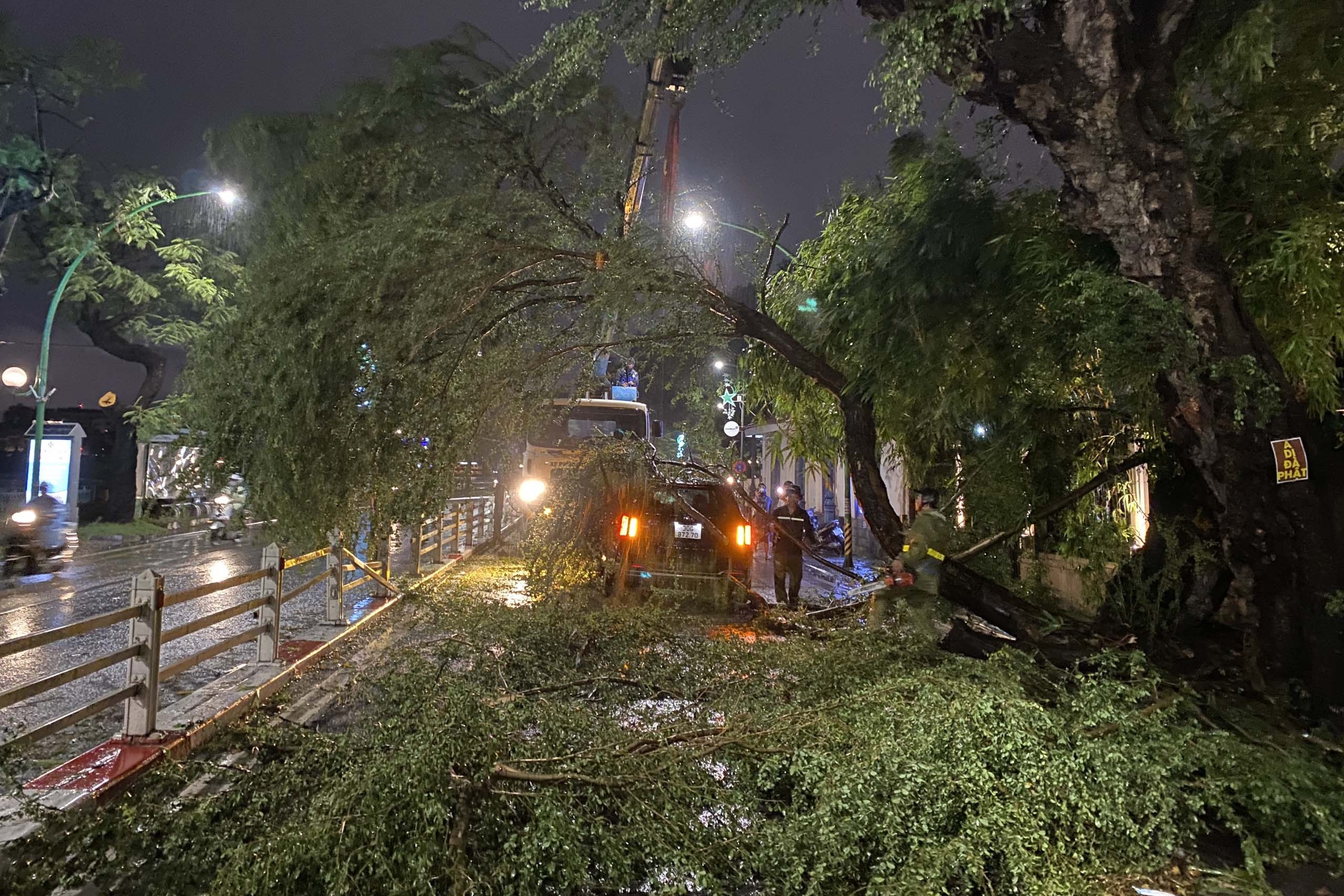 Cay do trung oto tien ty tai Ha Noi sau con mua lon hinh anh