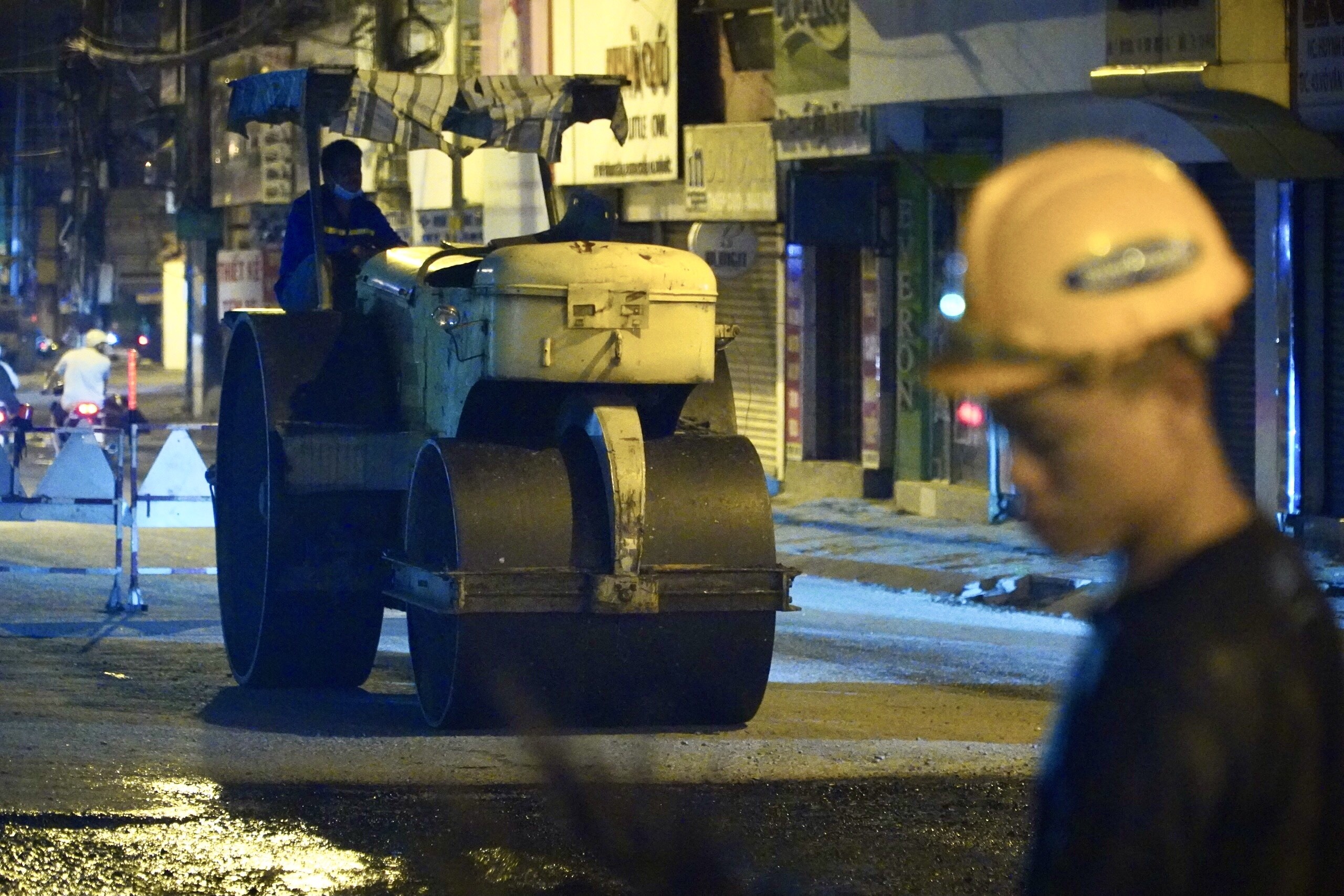 Gap rut thi cong trong dem, khac phuc hu hong duong Vo Van Ngan hinh anh