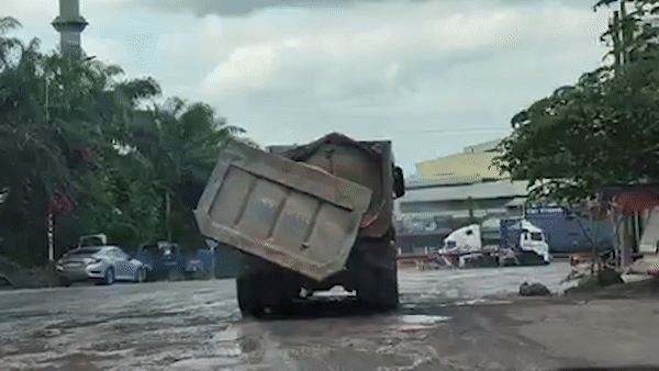 Xe ben bi roi nap thung van chay tren duong o Dong Nai hinh anh