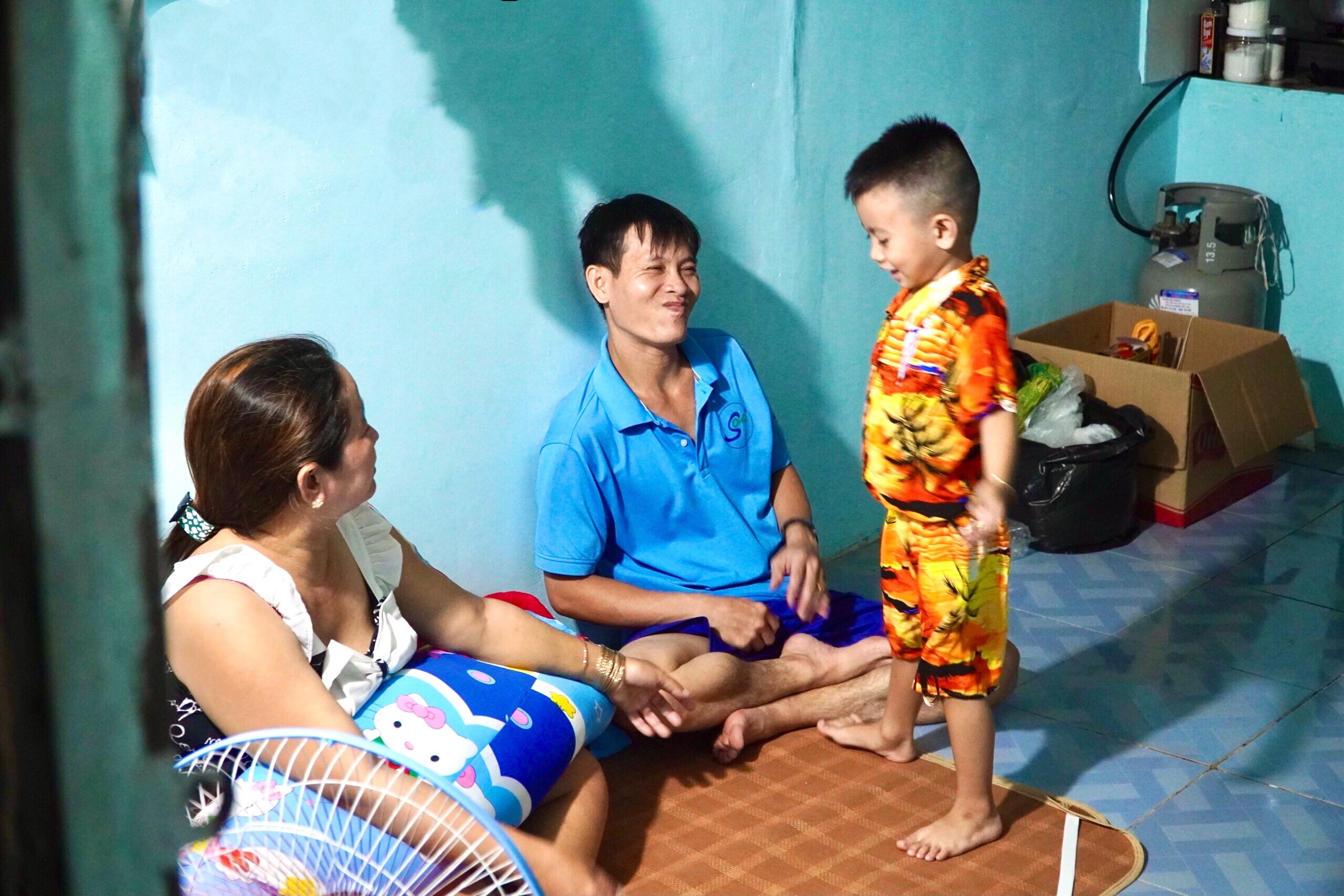 Cuoc song co cuc cua nguoi dan sau vu chay xuong hoa chat o TP.HCM hinh anh