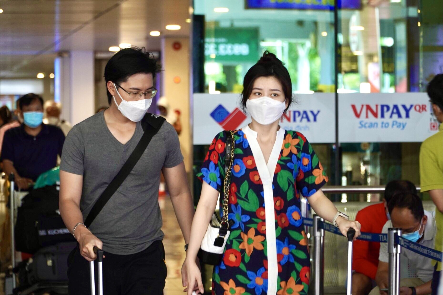 Khach nuom nuop o san bay Tan Son Nhat cuoi tuan hinh anh