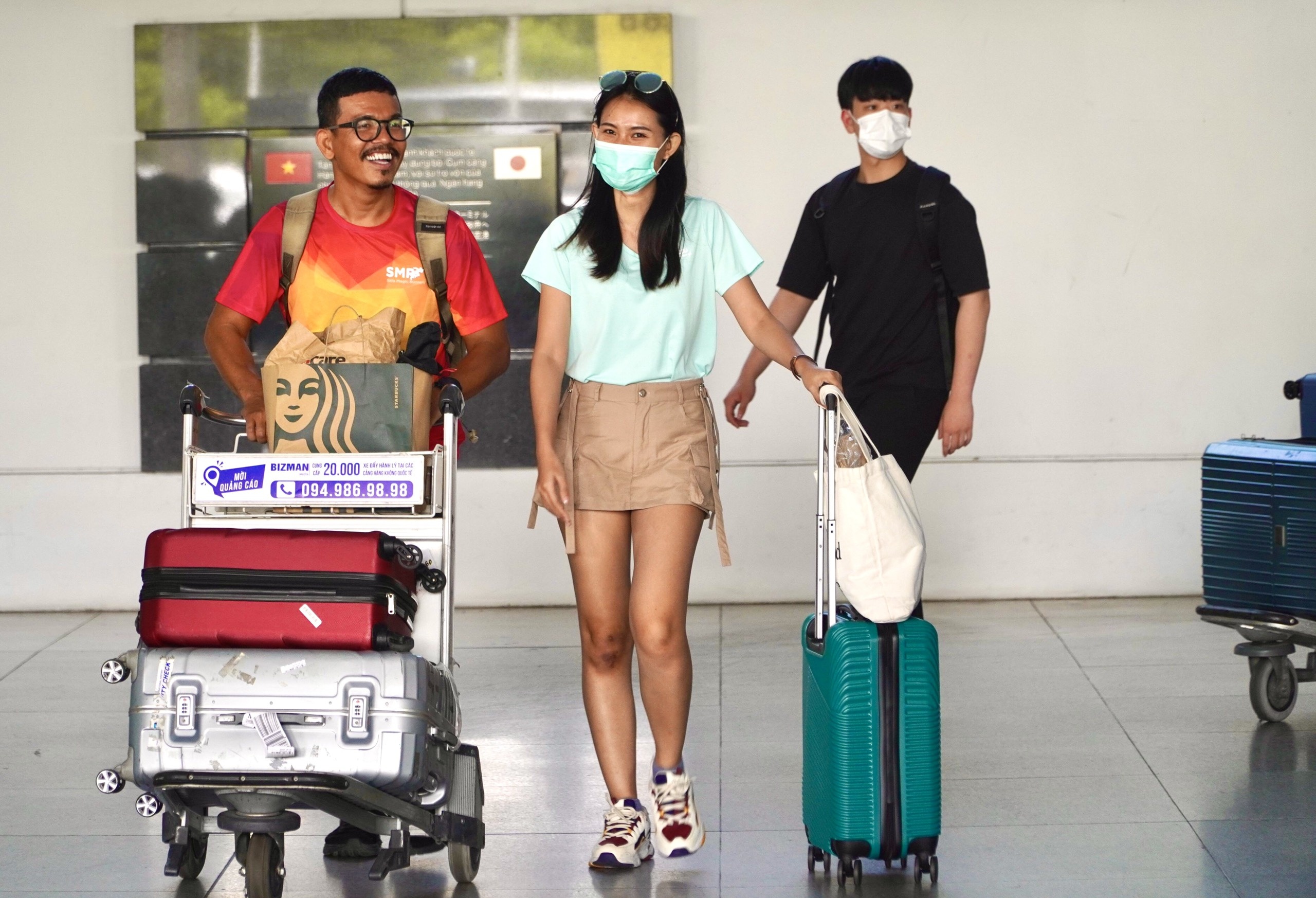 Canh trai nguoc o ga quoc te so voi ga quoc noi Tan Son Nhat hinh anh