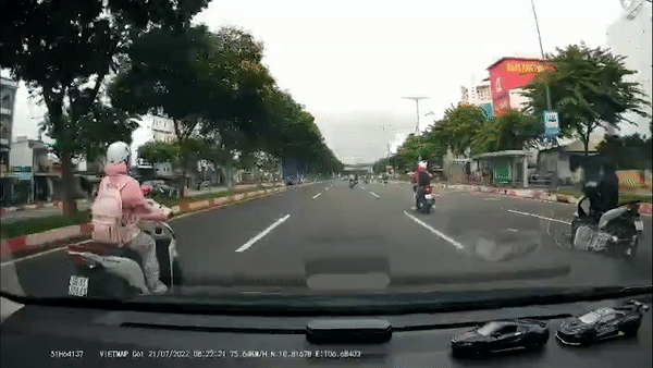 Co gai chay xe may sai lan, tat dau oto tren dai lo Pham Van Dong hinh anh