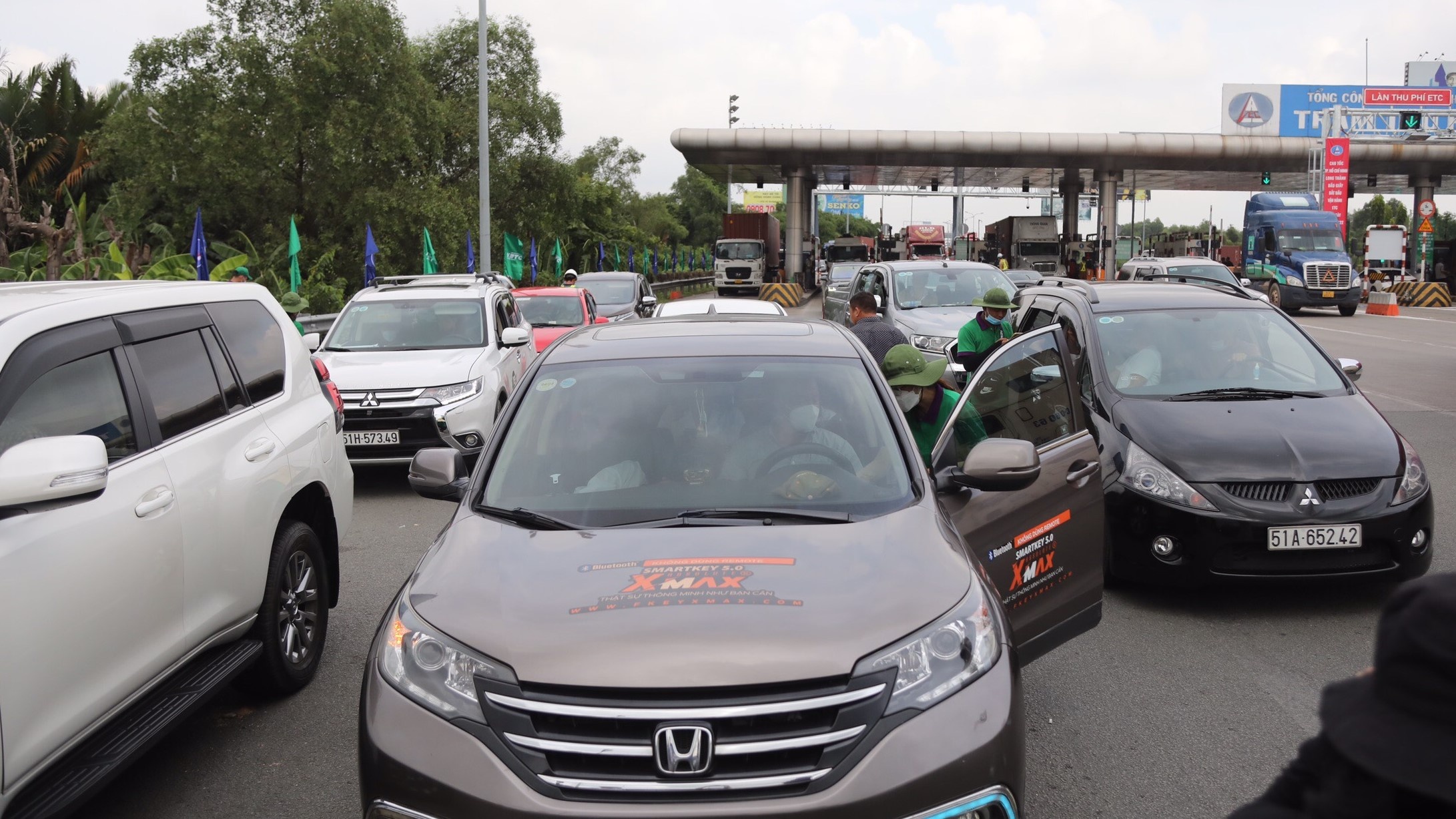 Oto 'rong ran' xep hang dan the ETC tren cao toc TP.HCM - Long Thanh hinh anh