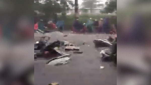 Hang loat xe may bi nuoc cuon troi trong con mua lon o Dong Nai hinh anh