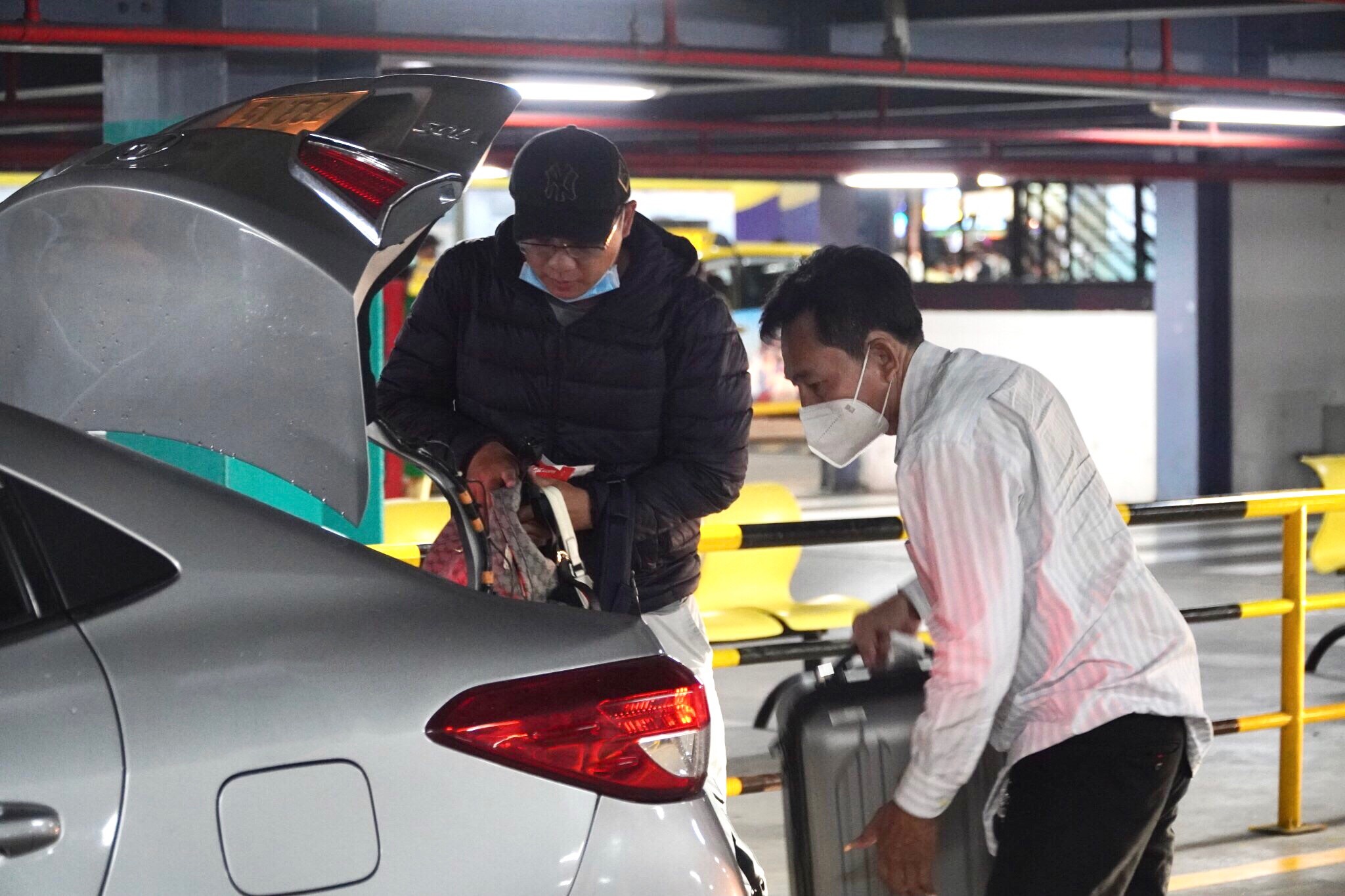 Hanh khach lung tung khi don taxi cong nghe tai san bay Tan Son Nhat hinh anh