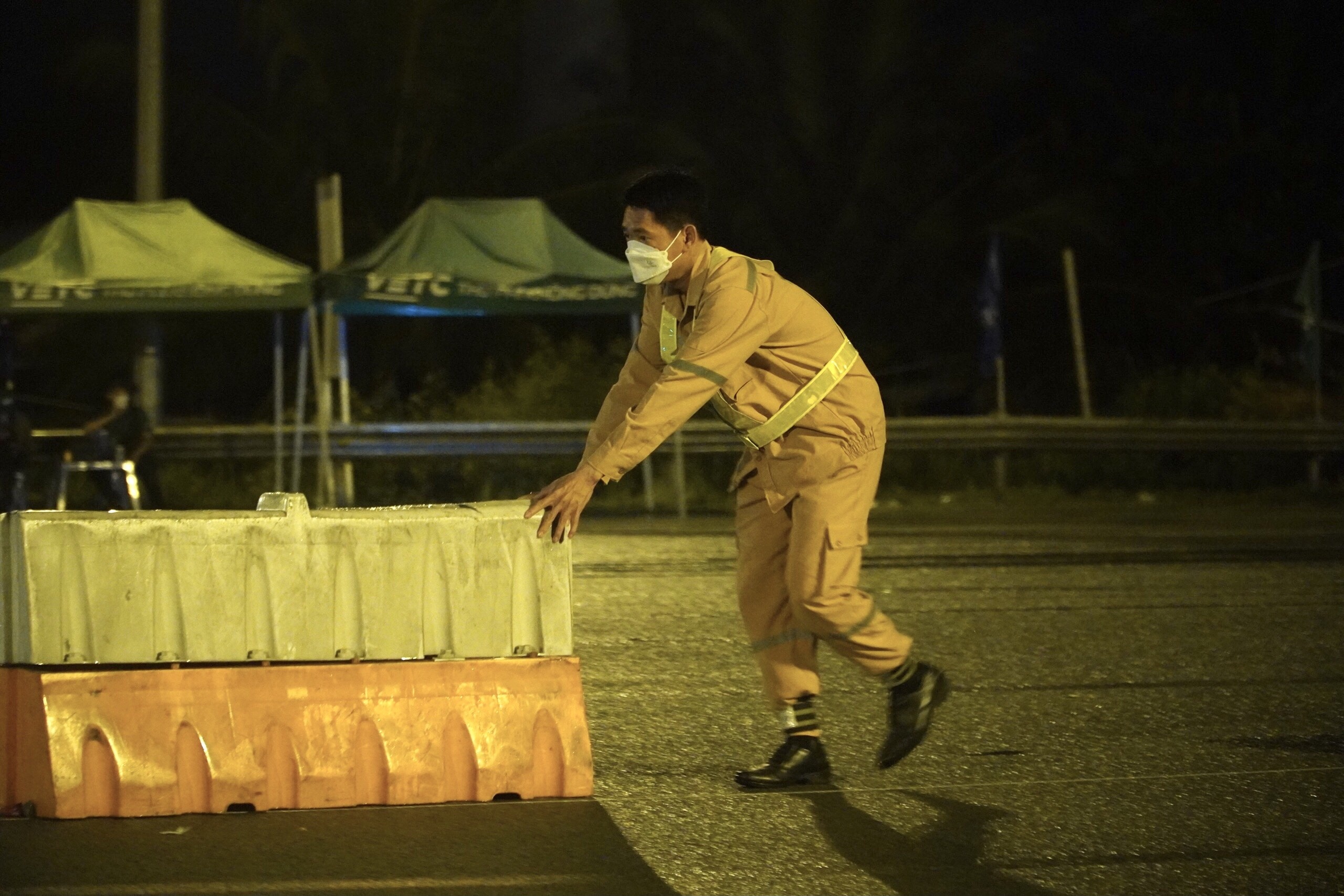 Trang dem chuan bi cho thu phi ETC tren cao toc Long Thanh - Dau Giay hinh anh