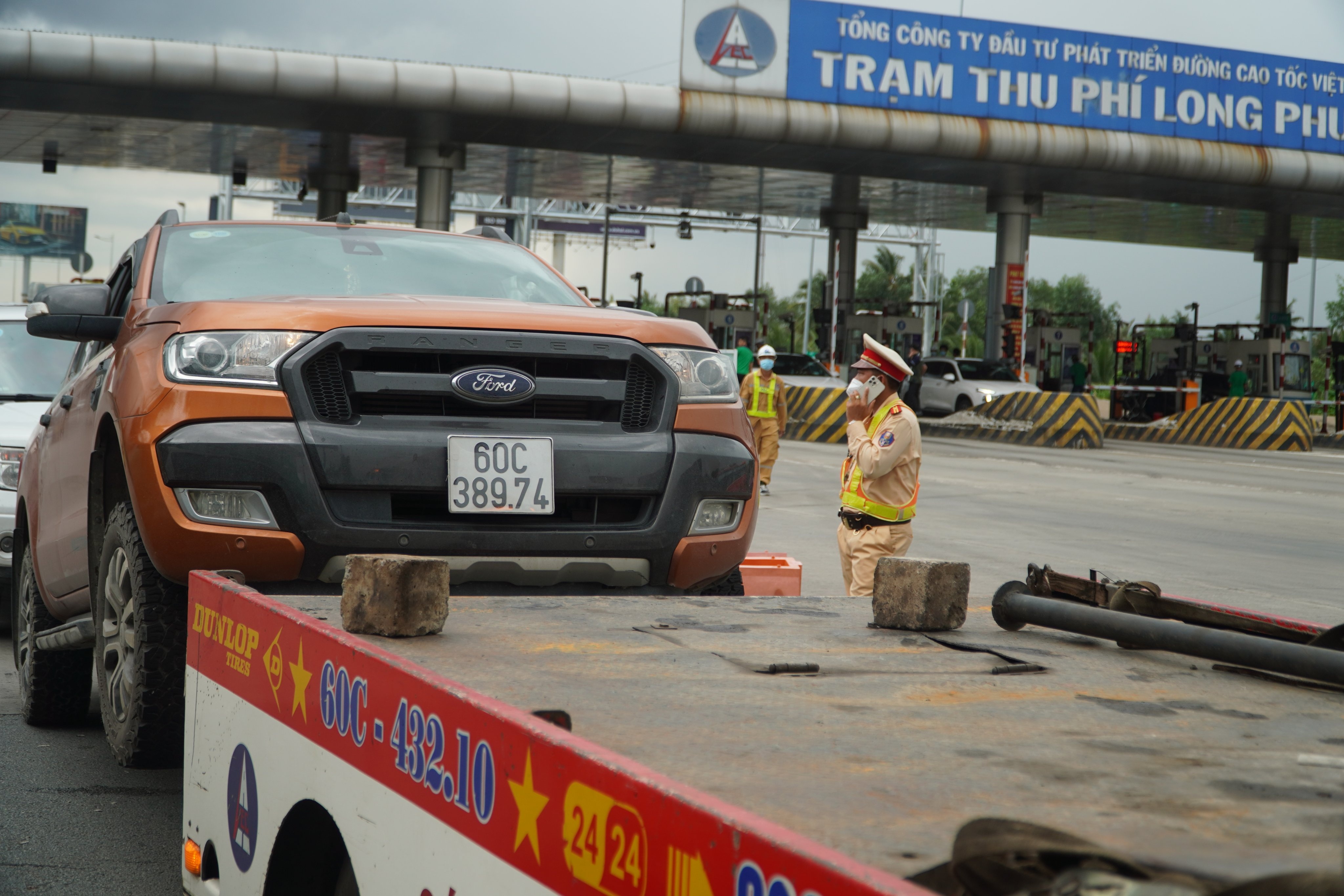 Gay roi o lan ETC, tai xe bi cau xe khoi tram Long Thanh - Dau Giay hinh anh