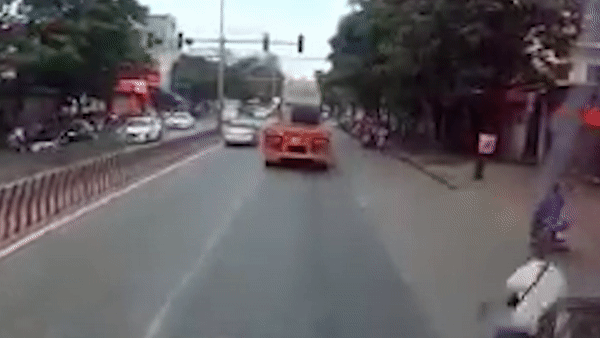 Cuon thep hang chuc tan lan de bep cabin xe dau keo hinh anh