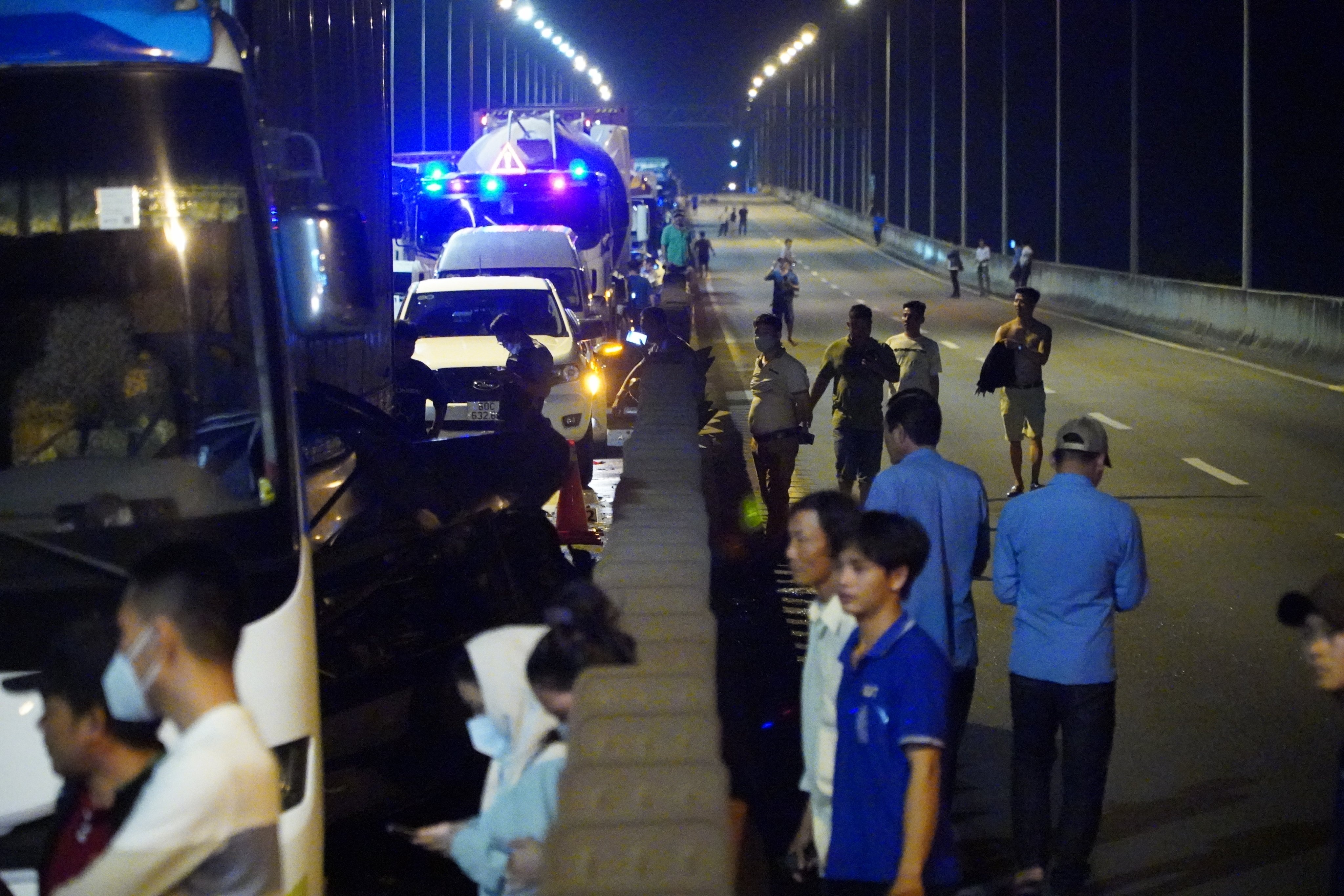 Nguoi dan va vat sau vu tai nan tren cao toc Long Thanh - Dau Giay hinh anh