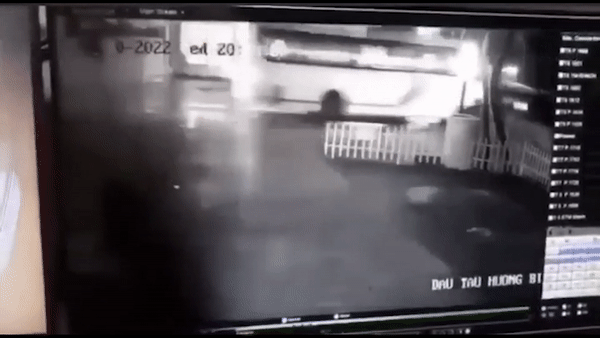 Oto 46 cho tong vo rao chan, lao xuong bai bien o Phu Quoc hinh anh