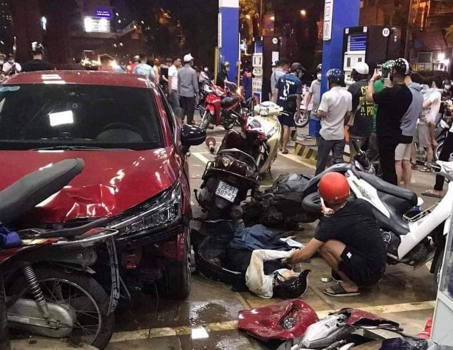 Hien truong oto lao vao cay xang, tong nhieu nguoi o Ha Noi hinh anh