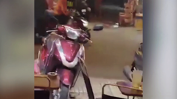 Hang chuc thanh nien au da sau khi 'giat co hon' o TP.HCM hinh anh