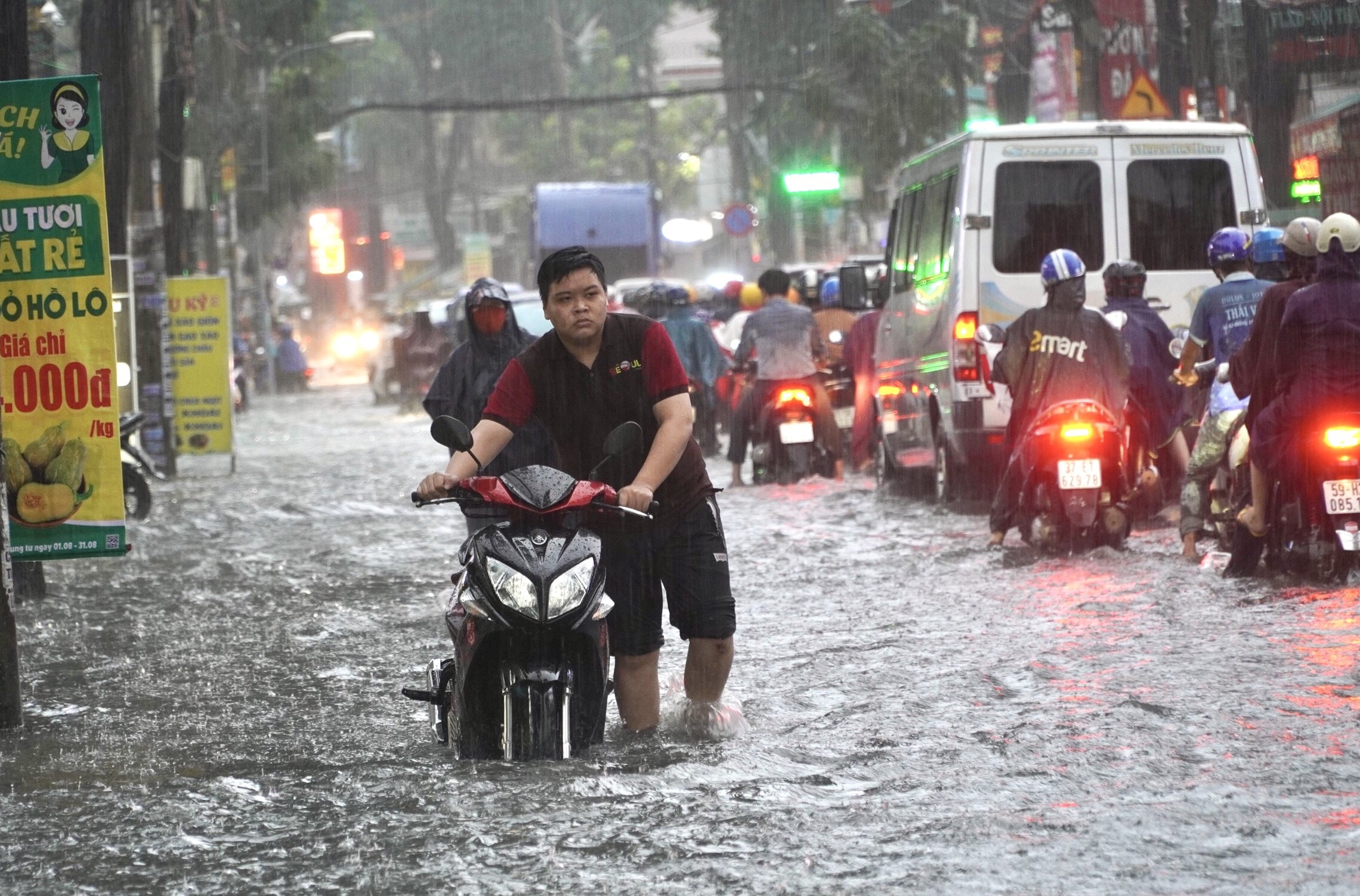 Mua lon khien nhieu khu vuc o TP.HCM mat dien hinh anh