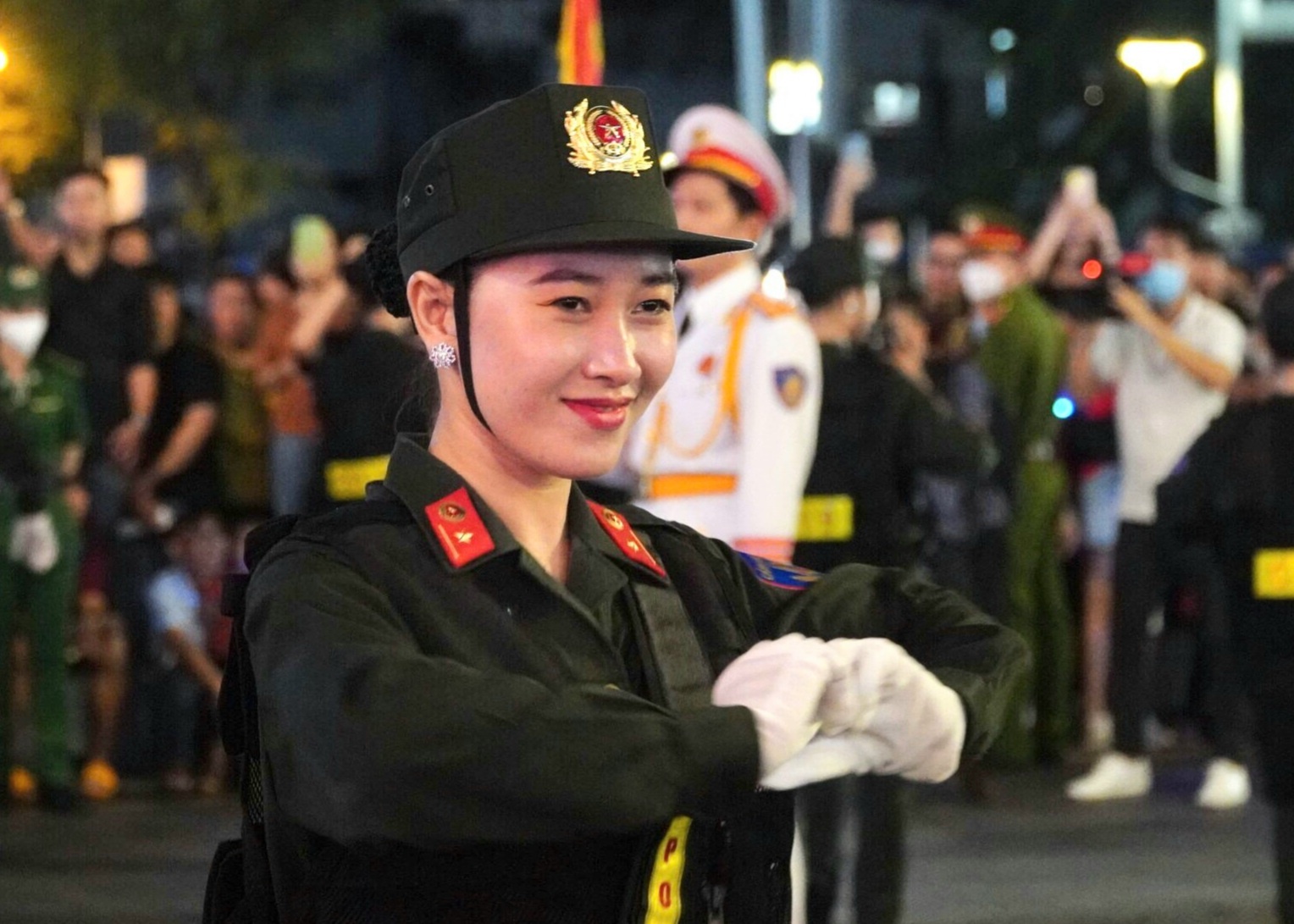 Cong an bieu dien nhac ken o pho di bo Nguyen Hue hinh anh