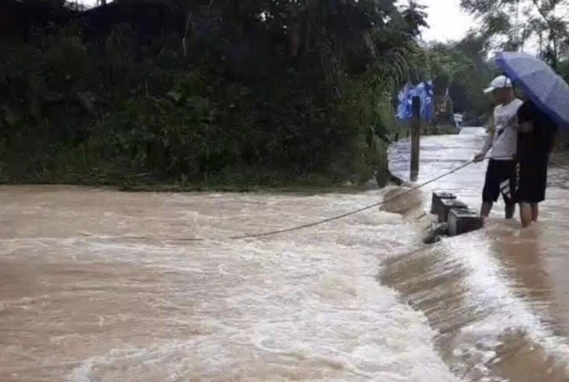 Mot nguoi bi lu cuon khi loi qua ngam tran o Bac Kan hinh anh