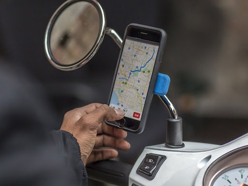 Gan iPhone vao xe may co the lam hong camera hinh anh