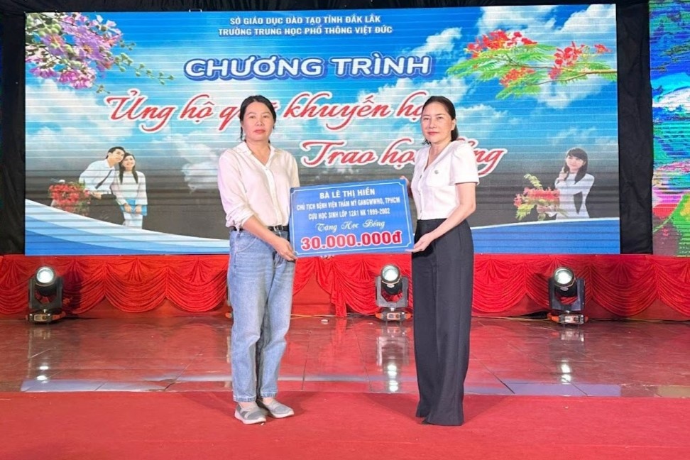 Nha sang lap BVTM Gangwhoo trao hoc bong tai Truong THPT Viet Duc hinh anh