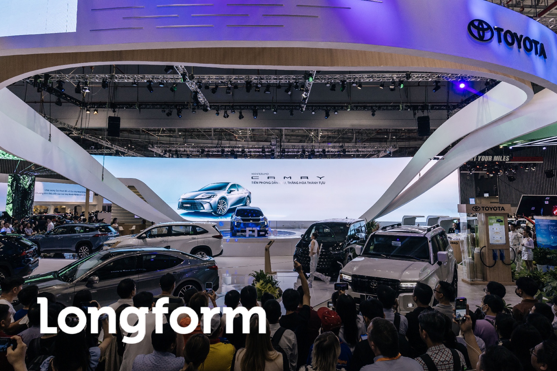 Xe xanh Toyota nhan nhieu su chu y tai VMS 2024 hinh anh