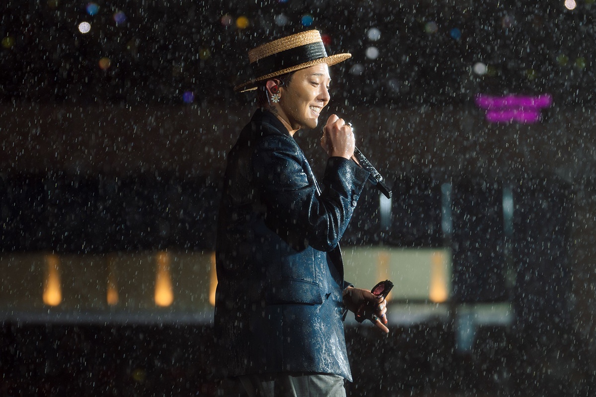 G-Dragon khien hang chuc nghin fan phan khich khi bieu dien duoi mua hinh anh