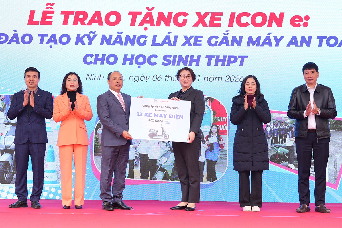 Honda trao tang 408 xe Honda ICON e: ho tro dao tao lai xe an toan hinh anh