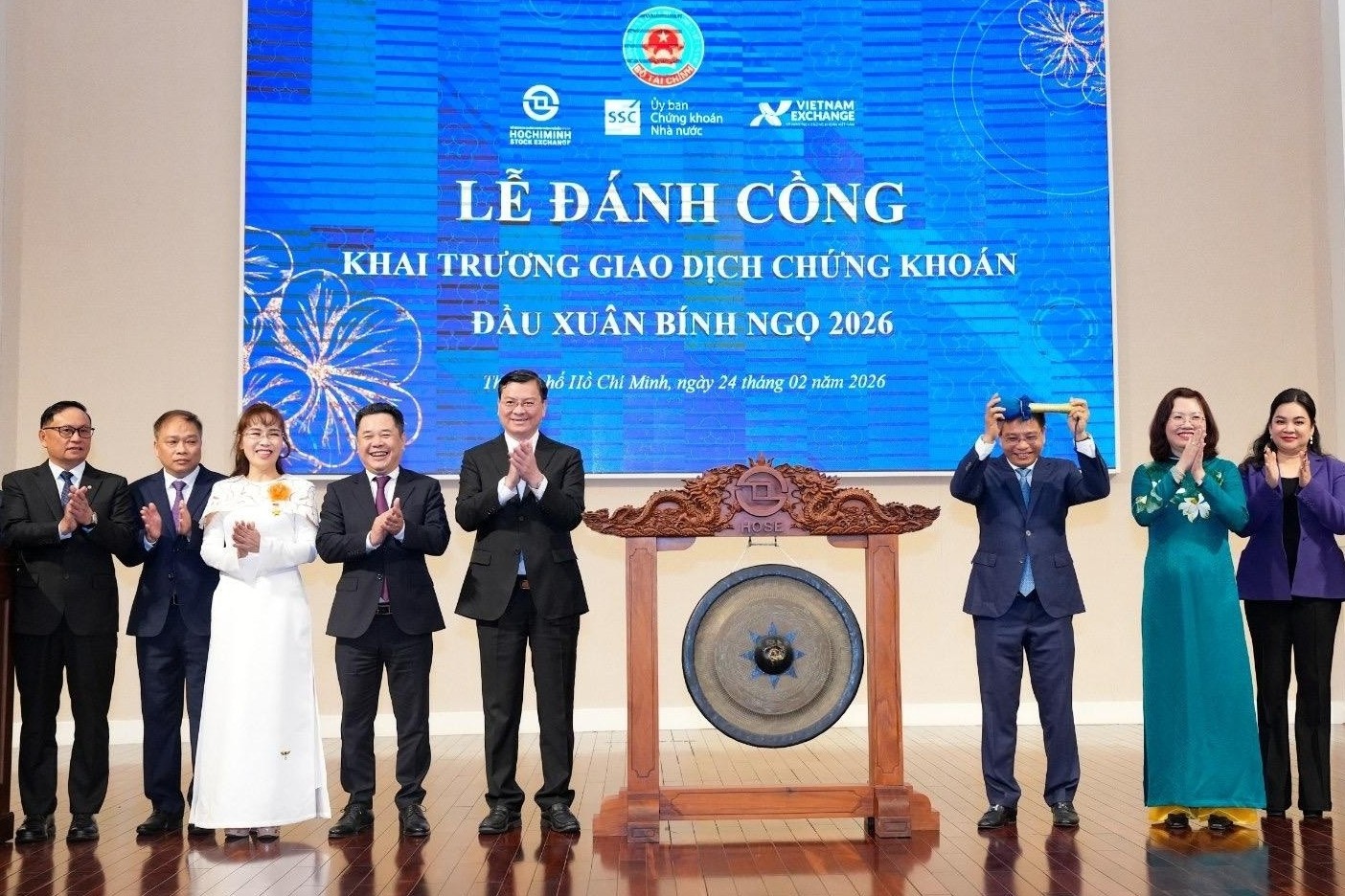 Khai xuan khoi sac - tu tieng cong HOSE den nhip ket noi toan cau hinh anh