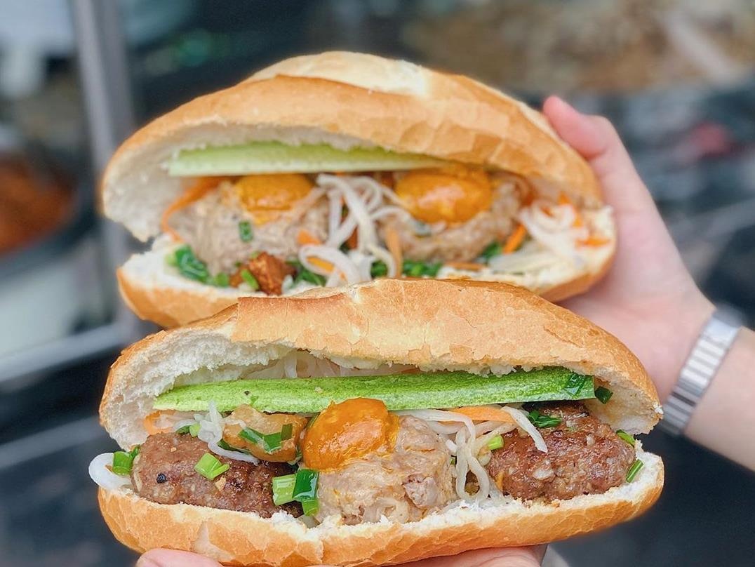 Banh mi xiu mai trung muoi la mieng o TP.HCM hinh anh