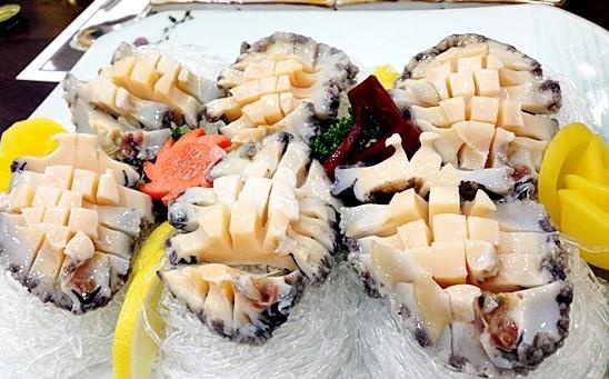 Thuc don ngap hai san cao cap trong tiec cuoi Dong Nhi hinh anh