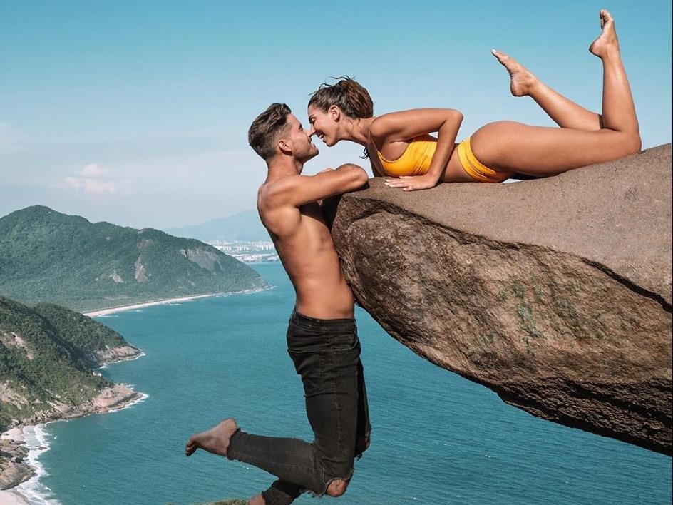 Du nguoi tren mom da chup anh, cap blogger bi dan mang chi trich hinh anh