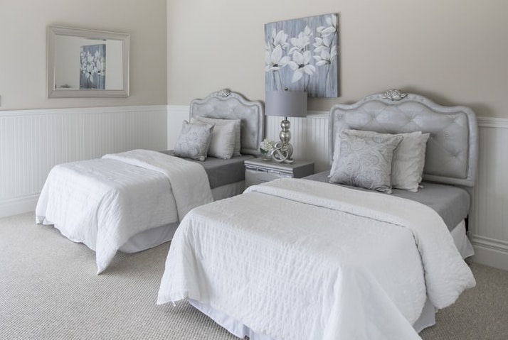 Vi sao khach san thuong quy dinh gio nhan, tra phong? hinh anh