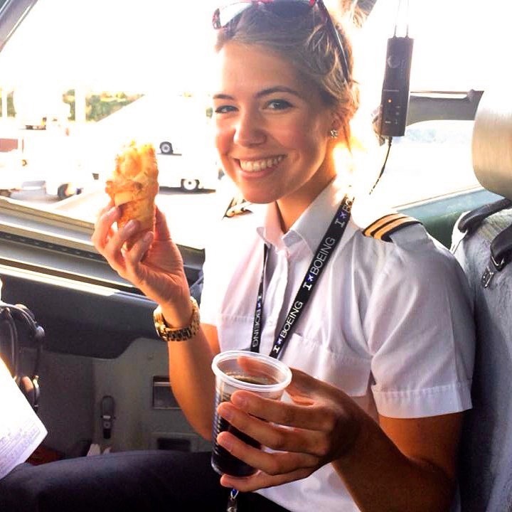 phi cong,  suat an,  hanh khach,  may bay anh 2