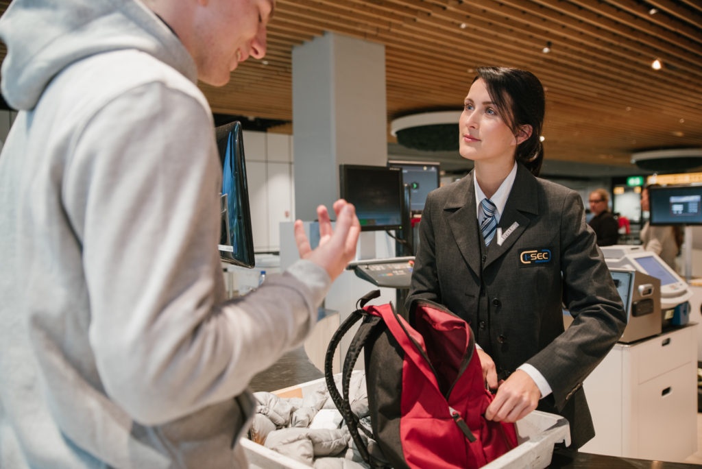 Meo giup hanh khach qua cua an ninh tai san bay de dang hon hinh anh