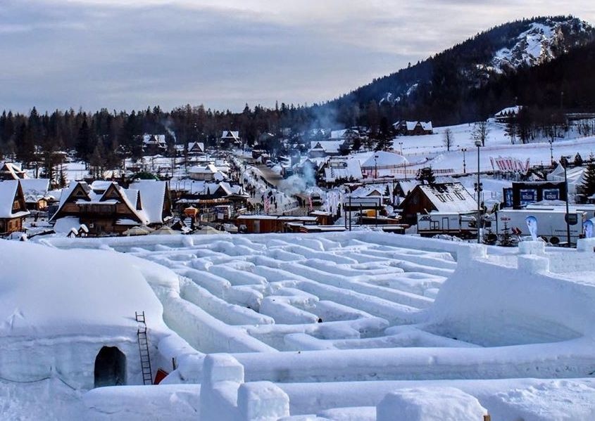 Me cung tuyet rong 2.500 m2 o Ba Lan hinh anh