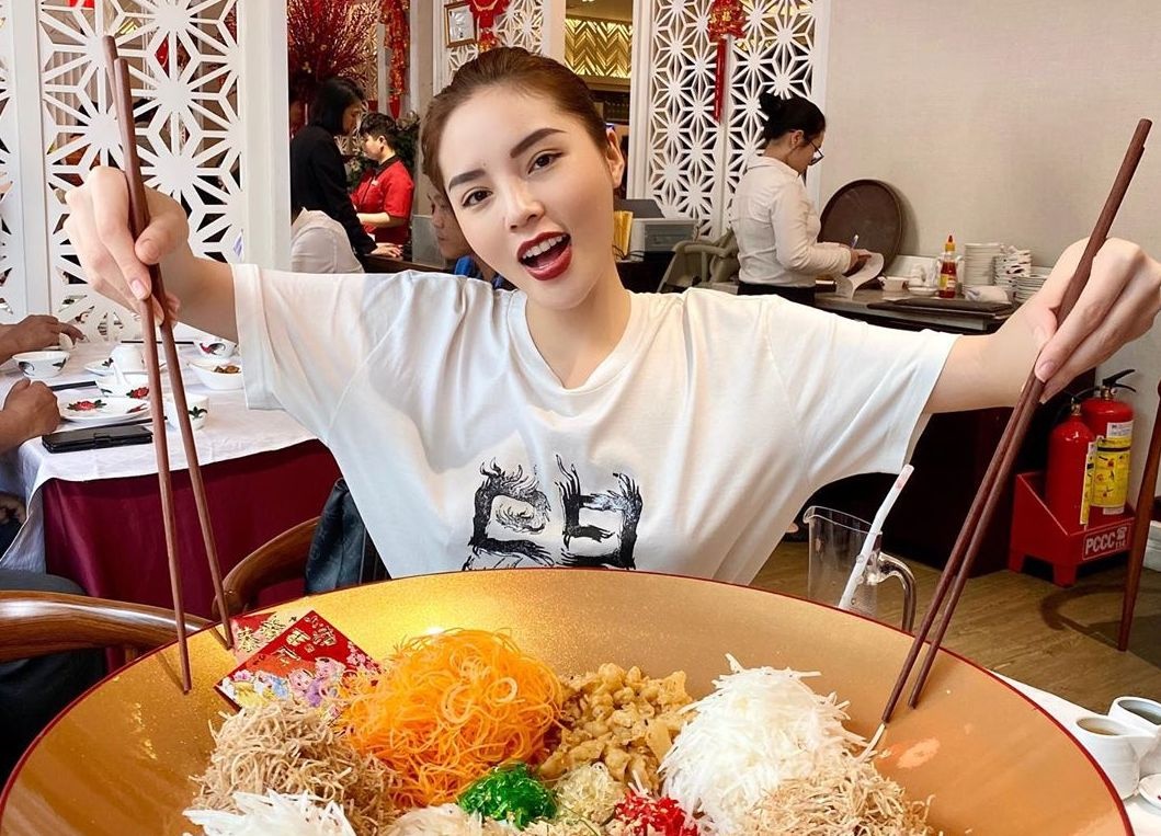 Mon goi ca Yusheng duoc nhieu sao Viet thuong thuc dip dau nam hinh anh