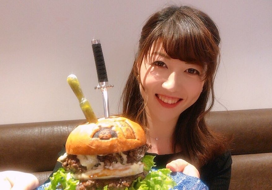 Nha hang o Nhat cho khach thuong thuc burger bang kiem samurai hinh anh