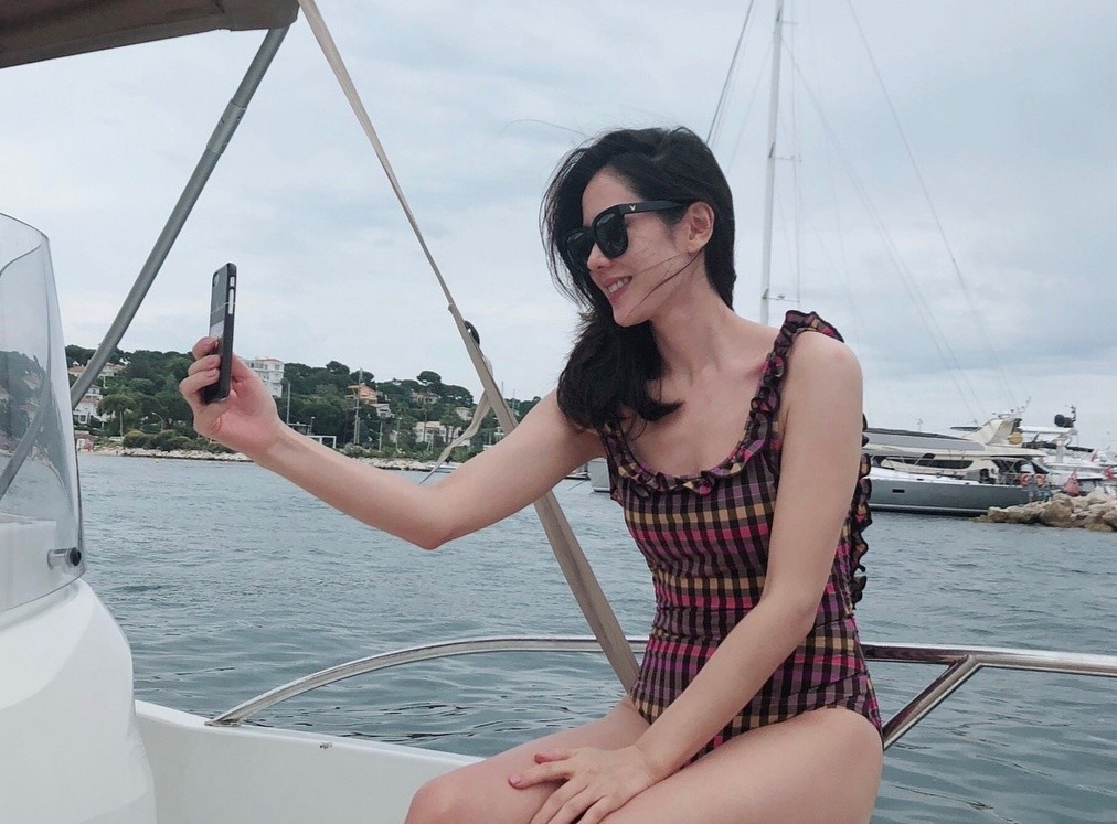 Thuy Si, My trong anh check-in cua 2 nu chinh 'Ha canh noi anh' hinh anh