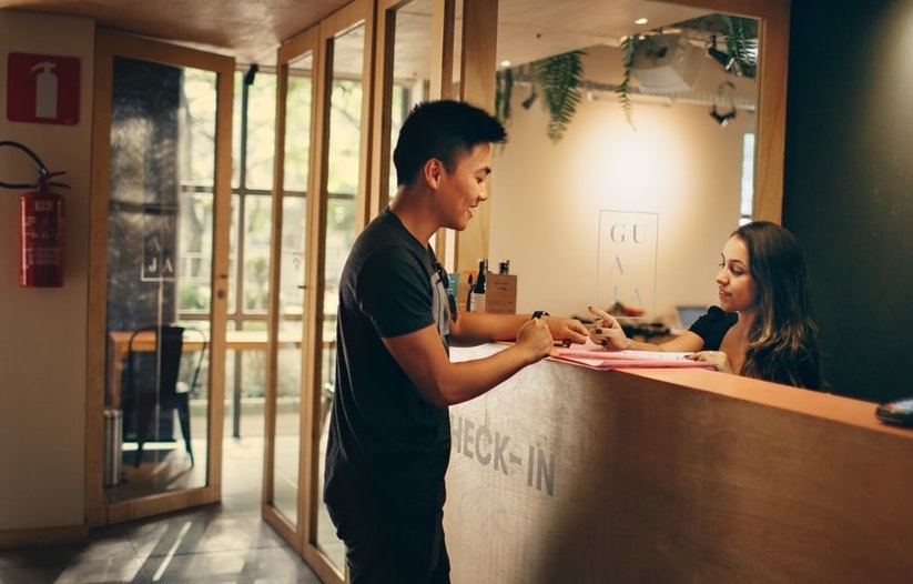 Lam the nao de tranh phai o phong khach san chat luong kem? hinh anh