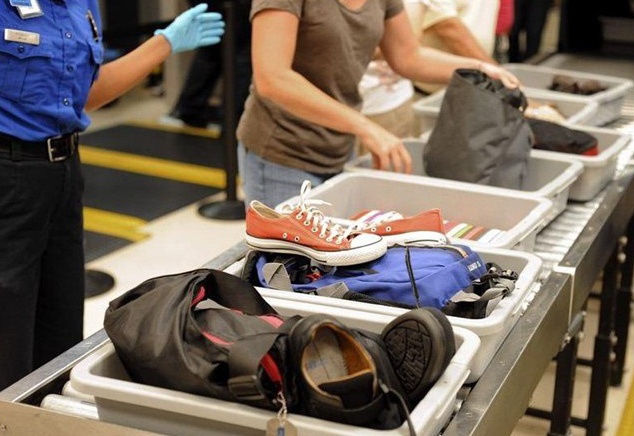 Nhung khu vuc o san bay nen han che cham vao de tranh nhiem khuan hinh anh