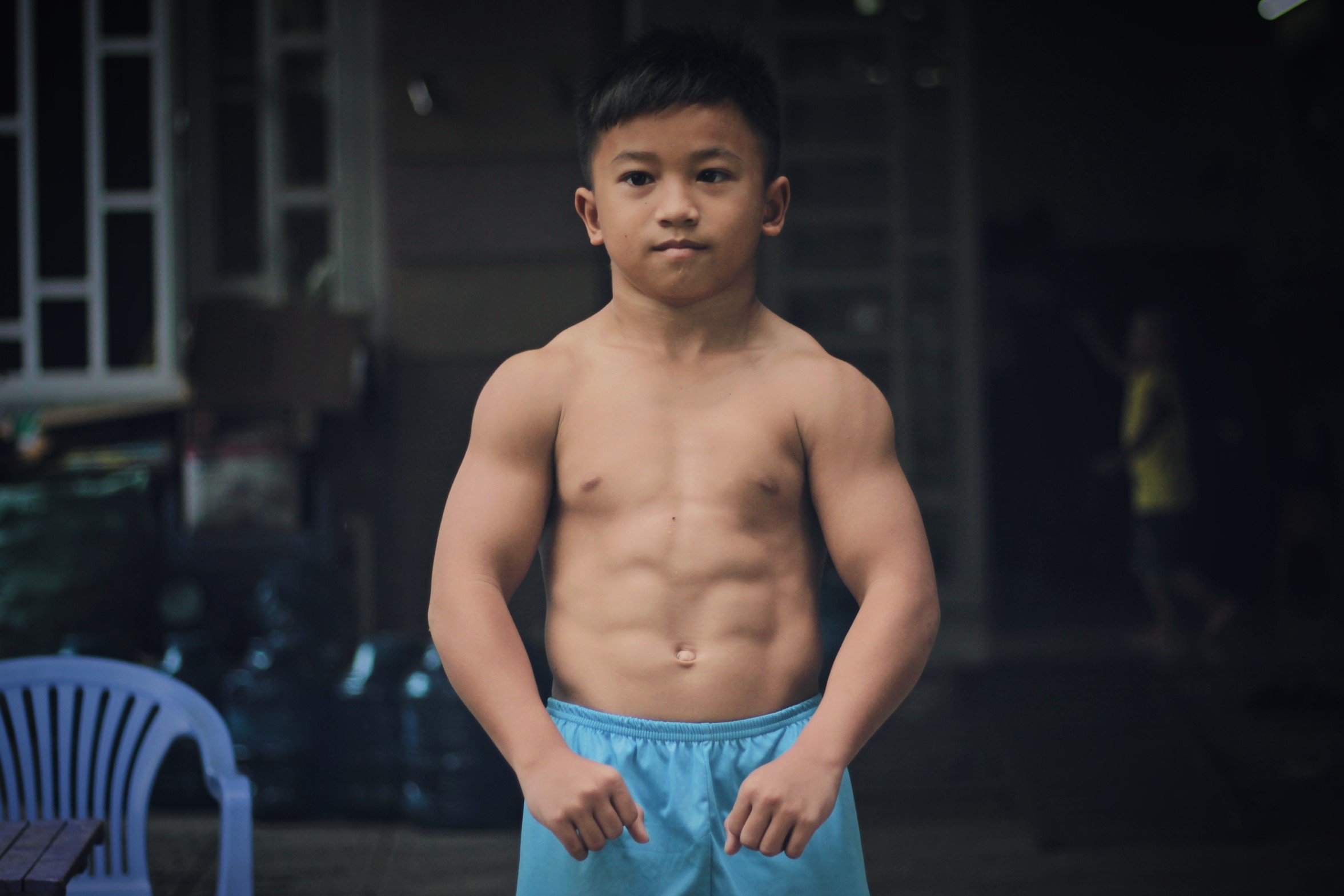 Cau be 10 tuoi co than hinh co bap o Dong Nai hinh anh