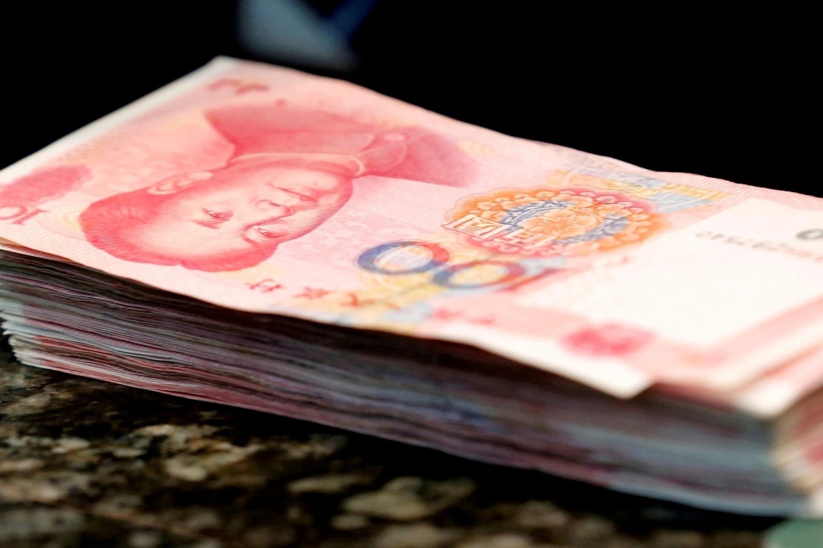 USD bi soan ngoi trong thanh toan xuyen bien gioi o Trung Quoc hinh anh