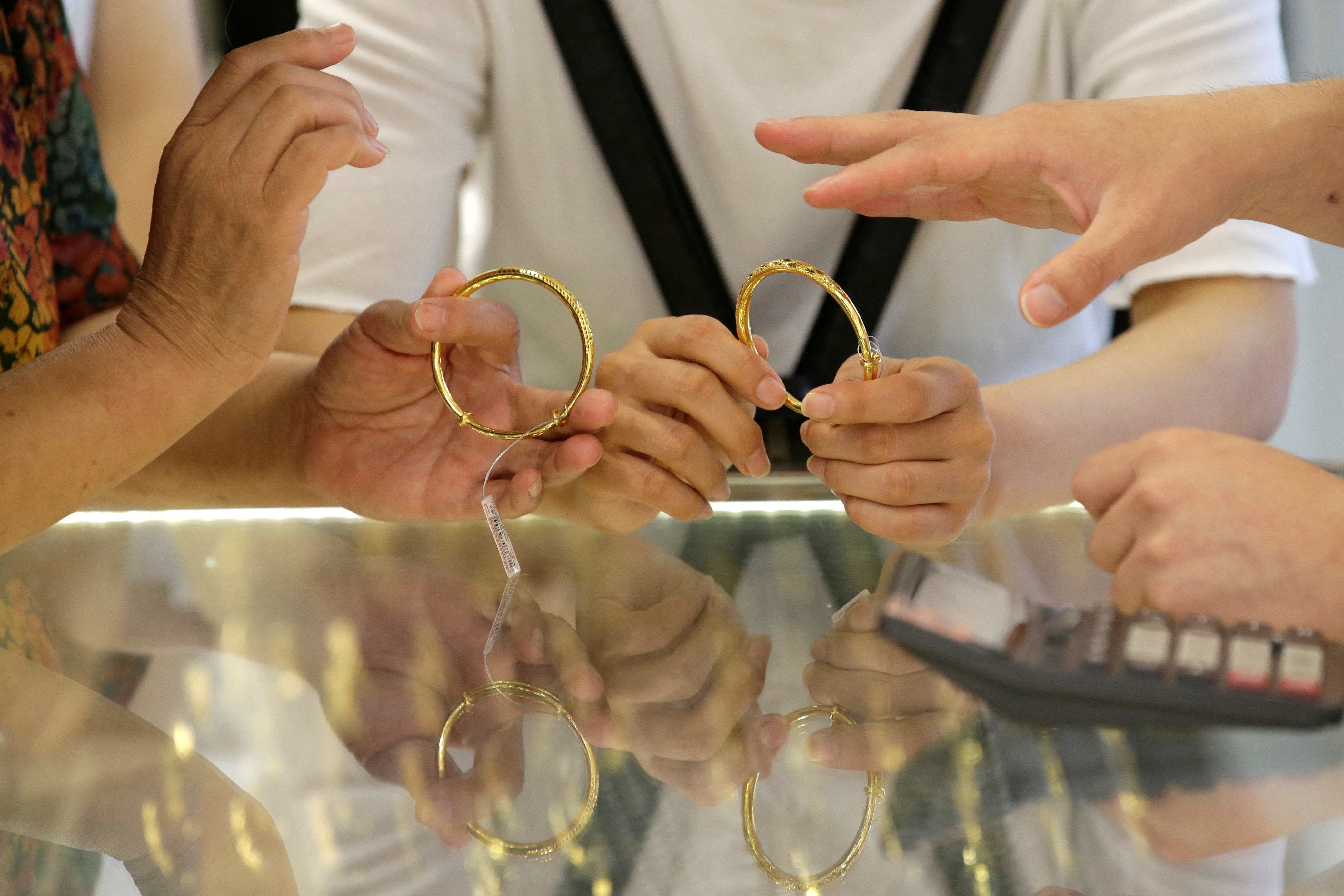 Vang trang suc e am tai nhieu quoc gia vi gia tang qua cao hinh anh