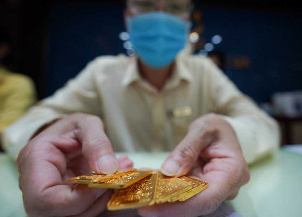 Gia vang trong nuoc bien dong trai chieu hinh anh